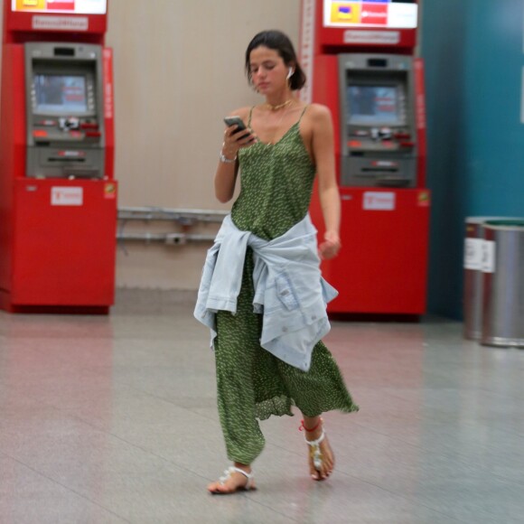 Bruna Marquezine mexe no celular no aeroporto