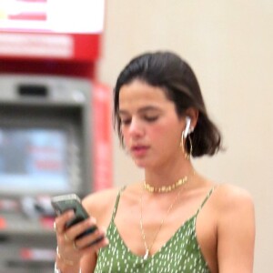 Bruna Marquezine usa look confortável no aeroporto
