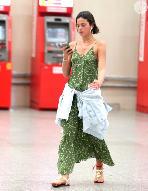 Bruna Marquezine usa look confortável no aeroporto
