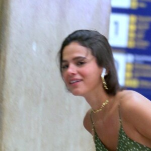 Bruna Marquezine é fotografada em aeroporto do Rio de Janeiro após viagem para Fernando de Noronha