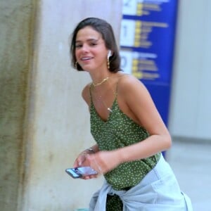 Bruna Marquezine é flagrada no aeroporto