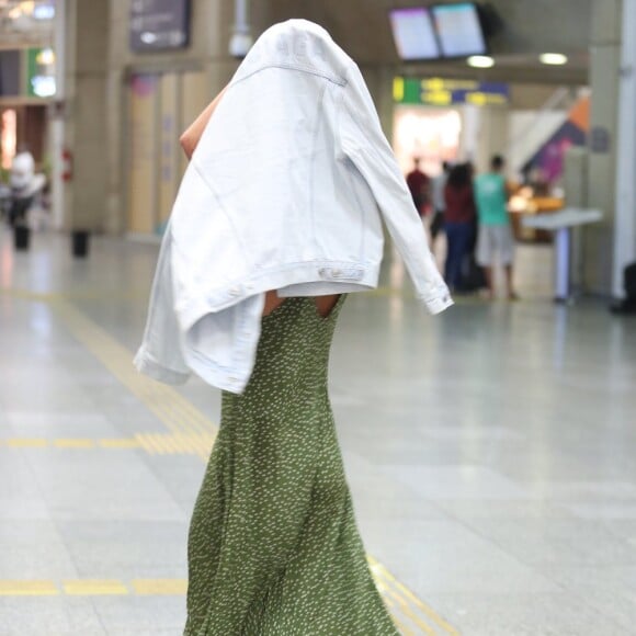 Bruna Marquezine é flagrada no aeroporto do Galeão, no Rio de Janeiro