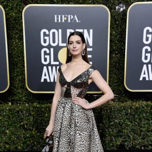 O vestido em animal print foi a escolha de Anne Hathaway para o Globo de Ouro 2019