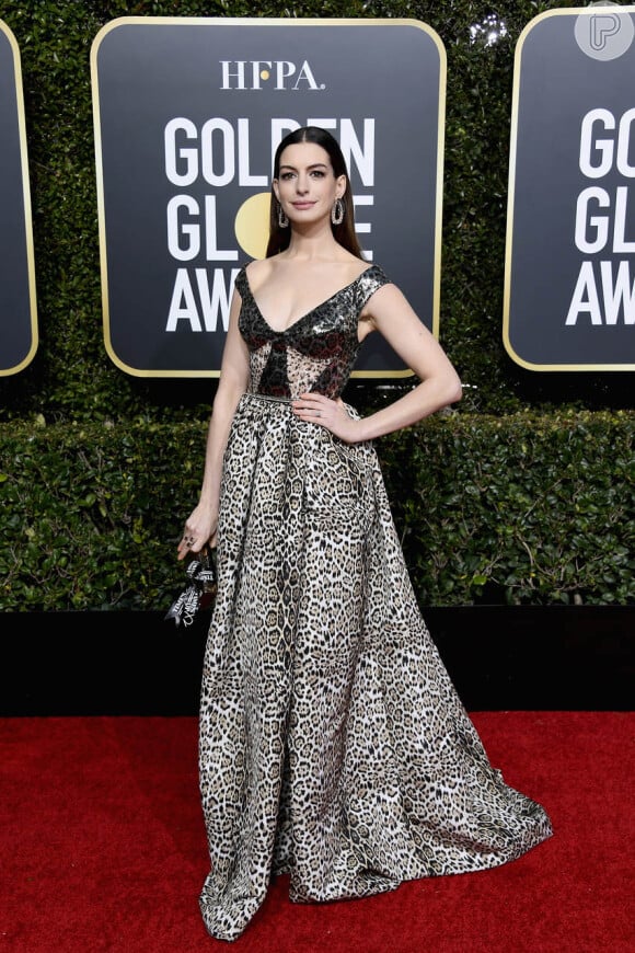 O vestido em animal print foi a escolha de Anne Hathaway para o Globo de Ouro 2019