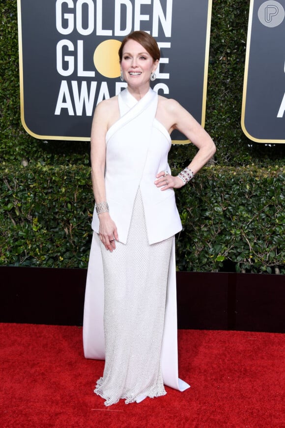 All white: Julianne Moore escolheu um look todo branco e com brilho na saia para o Globo de Ouro 2019