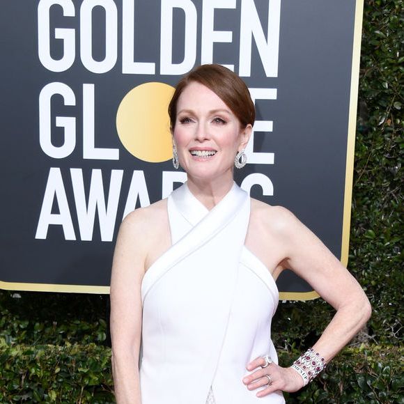All white: Julianne Moore escolheu um look todo branco e com brilho na saia para o Globo de Ouro 2019
