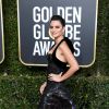 Penélope Cruz apostou no vestido preto metalizado em tons de roxo para o Globo de Ouro 2019