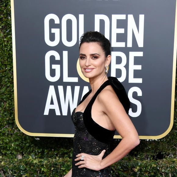 Penélope Cruz apostou no vestido preto metalizado em tons de roxo para o Globo de Ouro 2019