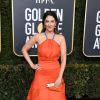 D'Arcy Carden, da série The Good Place, usou um vestido coral no Globo de Ouro 2019