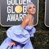 Para o Globo de Ouro 2019, Lady Gaga escolheu um vestido azul-lavanda da grife Valentino
