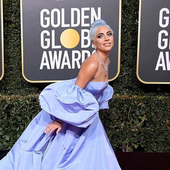 Para o Globo de Ouro 2019, Lady Gaga escolheu um vestido azul-lavanda da grife Valentino