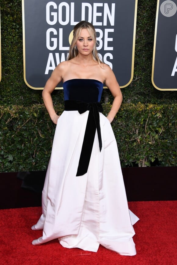 Kaley Cuoco usou um vestido tomara-que-caia bicolor da grife Monique Lhuillier  no Globo de Ouro 2019