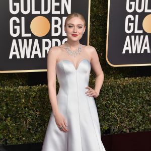 Dakota Fanning escolheu um look com 2 trends para o Globo de Ouro 2919: o decote tomara-que-caia e o efeito metalizado no vestido branco