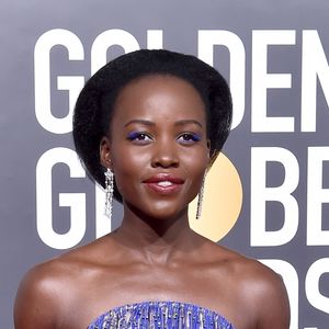 Lupita Nyong'o escolheu um tomara-que-caia com detalhes brilhosos de Calvin Klein