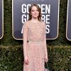 Sereísmo: Emma Stone escolheu um vestido longo nude com detalhes que pareciam escamas para o Globo de Ouro 2019