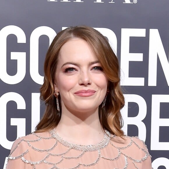 Sereísmo: Emma Stone escolheu um vestido longo nude com detalhes que pareciam escamas para o Globo de Ouro 2019