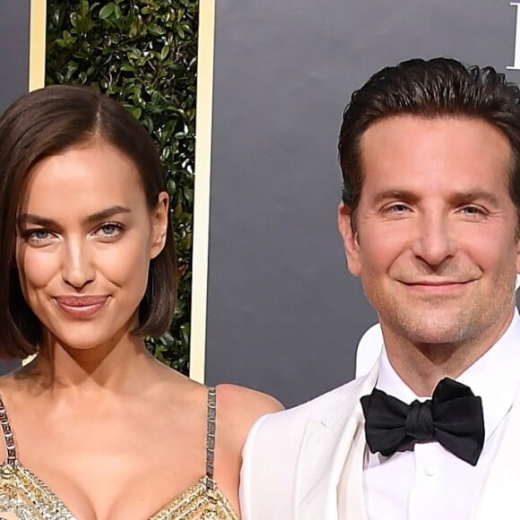 Ao lado de Bradley Cooper, Irina Shayk apostou no vestido metalizado com fenda profunda no Globo de Ouro 2019