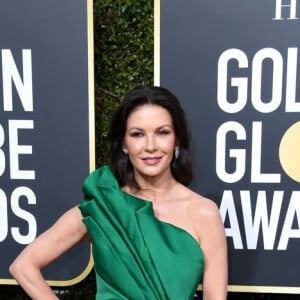 Catherine Zeta-Jones usou um vestido tomara-que-caia verde