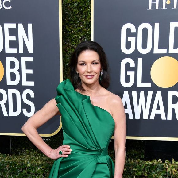 Catherine Zeta-Jones usou um vestido tomara-que-caia verde