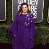 Melissa McCarthy, da série "This Is Us", escolheu um vestido roxo com detalhes em estrelas para o Globo de Ouro 2019