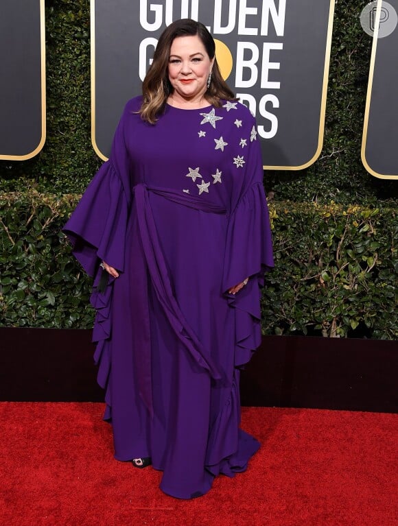 Melissa McCarthy, da série "This Is Us", escolheu um vestido roxo com detalhes em estrelas para o Globo de Ouro 2019