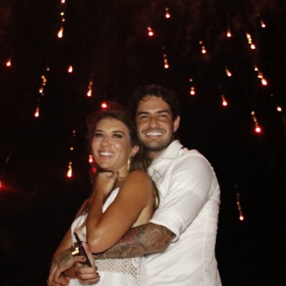 Alexandre Pato e Rebeca Abravanel curtiram réveillon em Trancoso, na Bahia