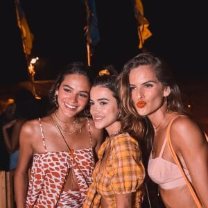 Marquezine malha e brinca sobre amor por Noronha, onde se divertiu em festas com amigas como Izabel Goulart e Manu Gavassi