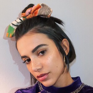 Manu Gavassi apostou no lenço estampado no topo da cabeça, estilizando o penteado semi-preso