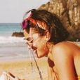 Nos cabelos soltos, o lenço pode aparecer estilizado atrás da orelha, como fez Bruna Marquezine na praia, em Fernando de Noronha