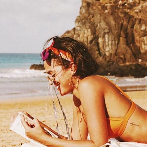 Nos cabelos soltos, o lenço pode aparecer estilizado atrás da orelha, como fez Bruna Marquezine na praia, em Fernando de Noronha