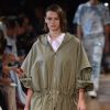 Fashion Army: Stella Mc Cartney investiu na praticidade da parka para compor o look