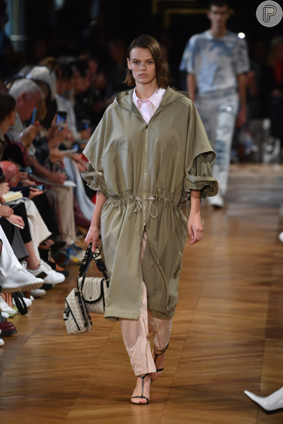 Fashion Army: Stella Mc Cartney investiu na praticidade da parka para compor o look