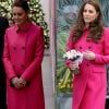 Kate Middleton repetiu o sobretudo cor-de-rosa Mulberry em uma visita ao Stephen Lawrence Centre Deptford em março de 2015. O mesmo look foi usado pela duquesa ao visitar o Museu Memorial 11 de Setembro, em Nova York, em 2014