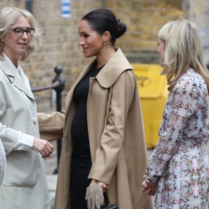 Meghan Markle combinou o sapato de animal print com look discreto