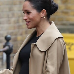 A barriga de gravidez de Meghan Markle ficou evidenciada no vestido preto ajustado ao corpo escolhido pela duquesa