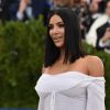 Kim Kardashian: ombros de fora e de branco