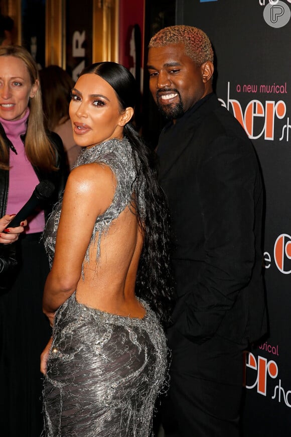 Kim Kardashian com look metalizado e Kanye West