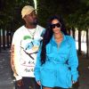 Kanye West e Kim Kardashian de look azul vibrante