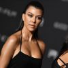Kourtney Kardashian: chic ao lado de Kim