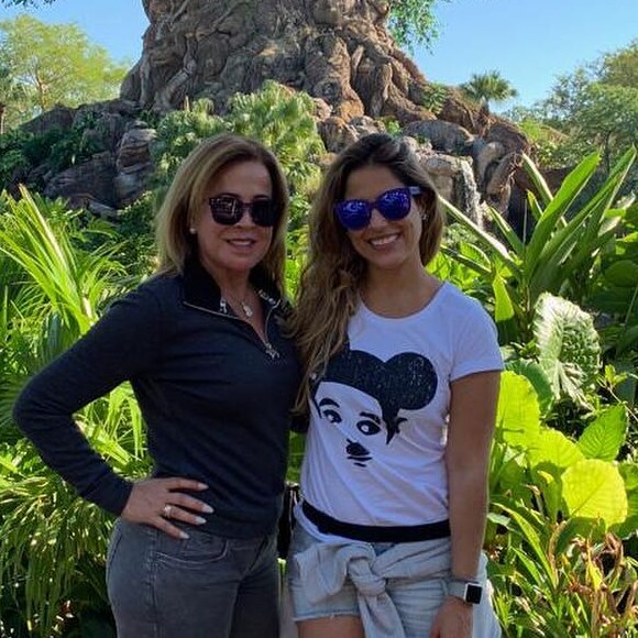 Mãe de Camilla Camargo, Zilu parabenizou a filha na web pela gravidez