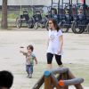 Wagner Moura brinca com os filhos: Bem, José e Salvador, no Rio. A mulher, Sandra Delgado, também não perdeu a diversão