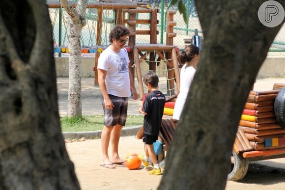 Wagner Moura levou os filhos e a mulher para um passeio na Lagoa Rodrigo de Freitas, no Rio
