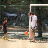 Wagner Moura joga futebol e se diverte no pula-pula com os filhos no Rio