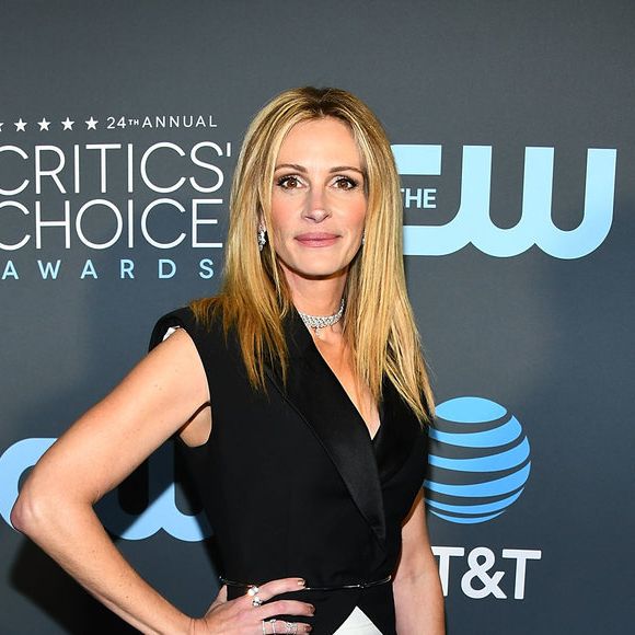Julia Roberts escolheu uma calça branca de alfaiataria com uma blusa de cauda longa para o Critics' Choice Awards 2019