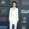 All white: Rachel Brosnahan apostou em calça e terno sociais de alfaiataria para o Critics' Choice Awards 2019