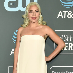 Lady Gaga surgiu com um longo tomara que caia de Calvin Klein no Critics' Choice Awards, que aconteceu na Califórnia no dia 13 de janeiro de 2019