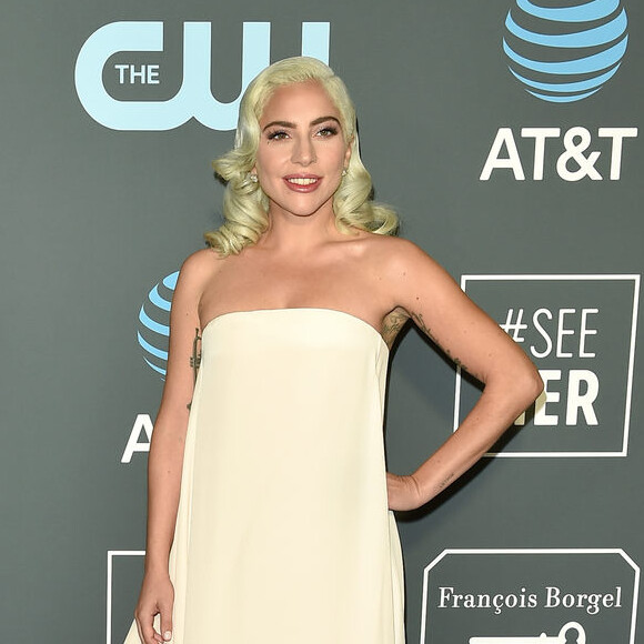 Lady Gaga surgiu com um longo tomara que caia de Calvin Klein no Critics' Choice Awards, que aconteceu na Califórnia no dia 13 de janeiro de 2019