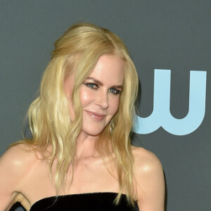 O decote tomara que caia também foi aposta de Nicole Kidman para o look do Critics' Choice Awards