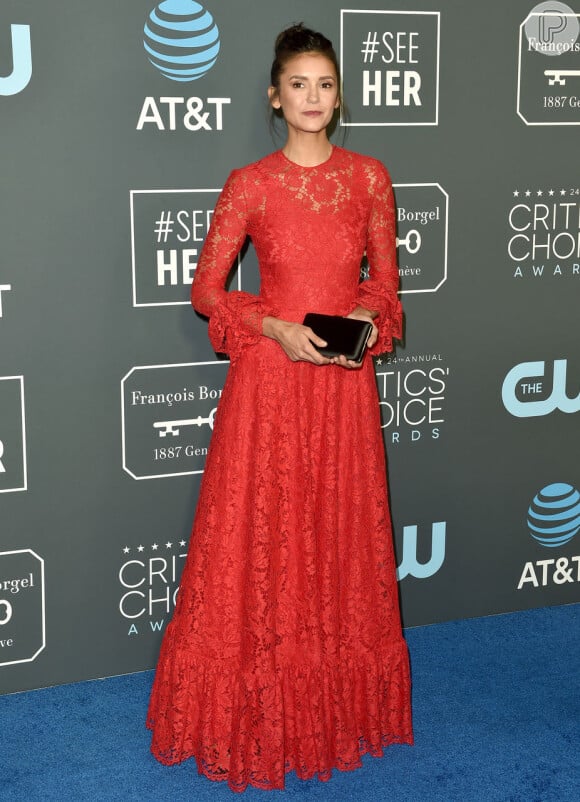 All red: Nina Dobrev apostou em um vestido vermelho de renda da grife Valentino para o Critics' Choice Awards 2019