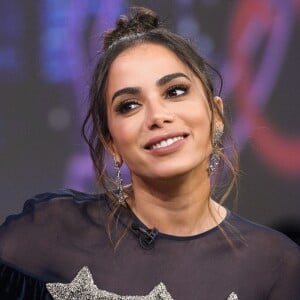 Anitta posou com biquíni fio-dental e estampa de olho grego